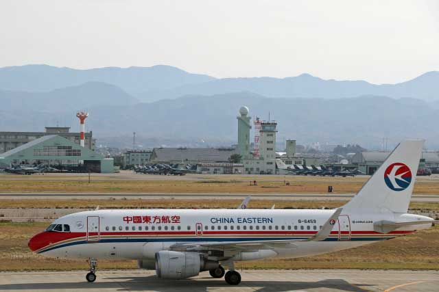 小松空港に着陸した中国東方航空の上海便（バックは航空自衛隊小松基地）