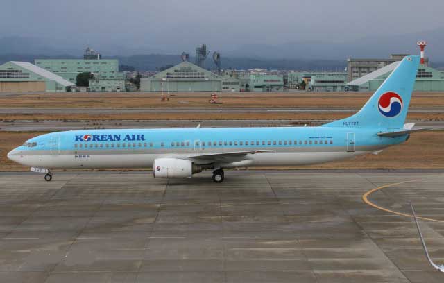 小松空港に着陸した大韓航空のソウル便（バックは航空自衛隊小松基地）