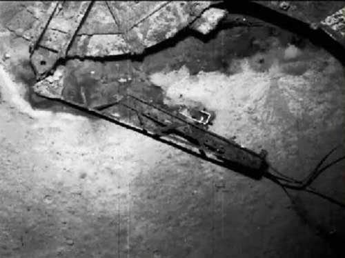 海底に沈む空母「加賀」の残骸