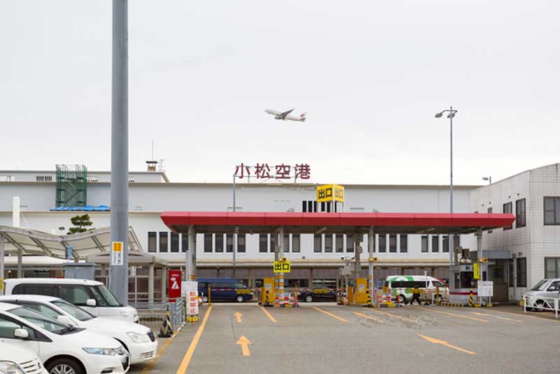 第２駐車場出口とターミナルビル（小松空港）