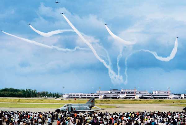 初めて知った空の祭典の混雑ぶり | 小松基地航空祭(2012)