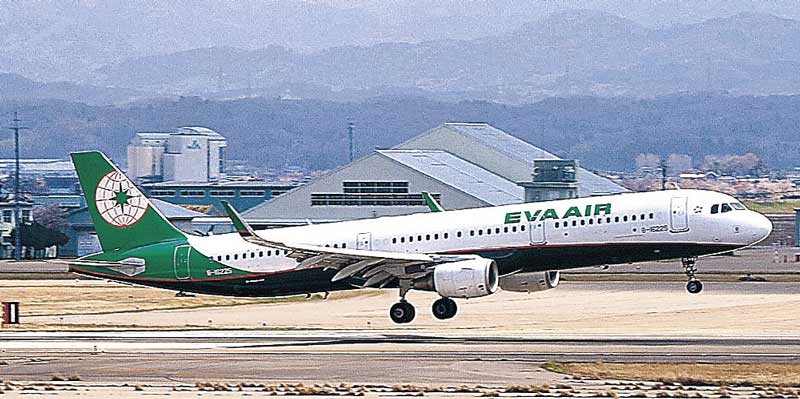 小松空港から離陸するエバー航空の旅客機