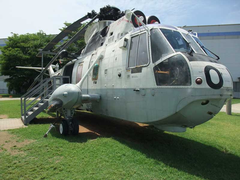 石川県航空プラザに展示してある対潜哨戒ヘリコプターHSS-2B（ちどり）の斜め前方