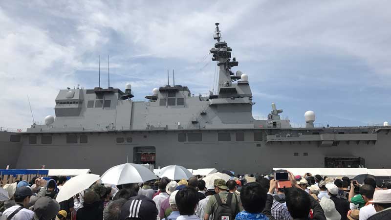 護衛艦「かが」を見学